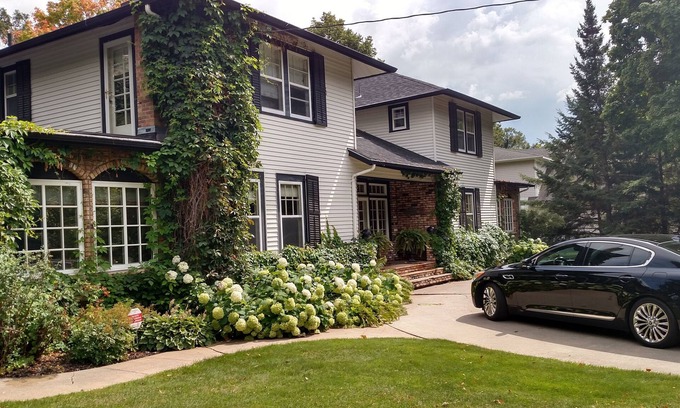 Alexandria House | Beautiful vintage home on the Alexandria Chain of Lakes