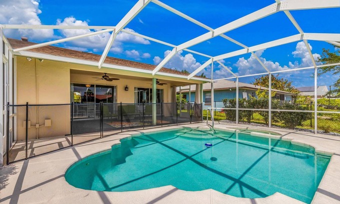 Palm Harbor House | Beautiful Waterfront Pool Home | Close to Golf & Beaches | Dog Friendly | Free Wifi | Dock
