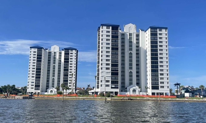 Mid Island Condo | Beautifully renovated and spacious 2BR+Den condo, on the bay, near the beach!