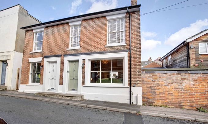 Wivenhoe Cottage | Beautifully refurbished cottage in Lower Wivenhoe with games room, pet friendly!