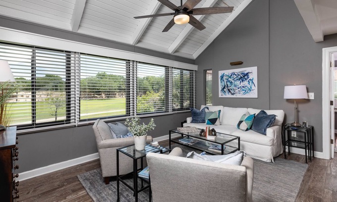 Sealoft Villas House | Beautifully Renovated, Walk to the Beach, Pet Friendly