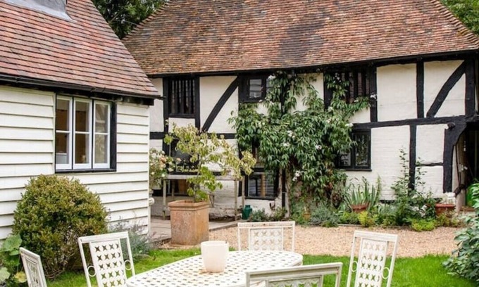 Denton Cottage | Beautifully Restored Tudor Cottage w large garden + Summerhouse. Family & pets!
