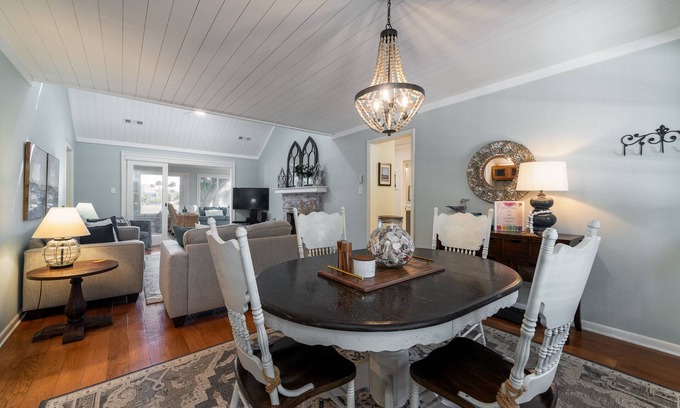 Tarpon Pond House | Beautifully Updated Cottage! Extra Full Bath! Golf Views! All Amenities!