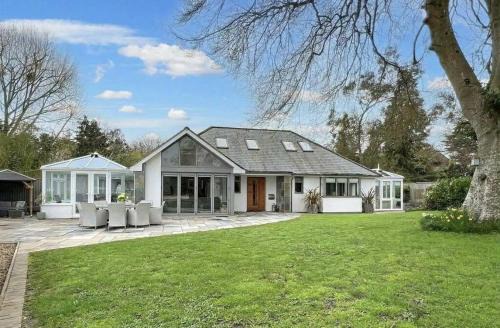 New Forest District House | Beechwood House, Hot Tub & Games Room, New Forest