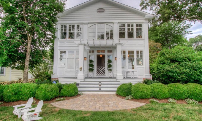 Annapolis House | Behold your perfect Annapolis getaway home! Gorgeous 4 bdrm, 2.5 bath with breathtaking views of the Chesapeake Bay