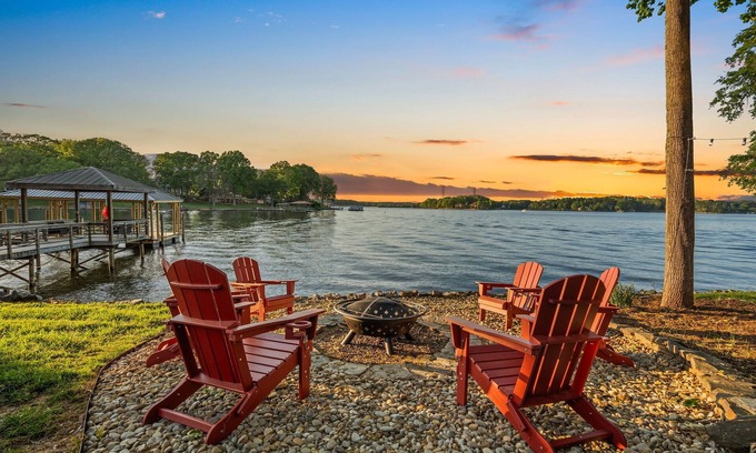 Terrell House | Bella Vista by Socharm | Lakefront Getaway