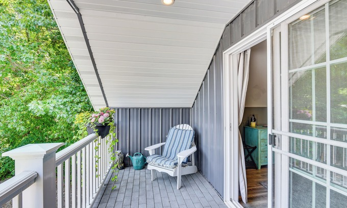 Benton Harbor Apartment | Benton Harbor Apt w/Balcony + Fire Pit