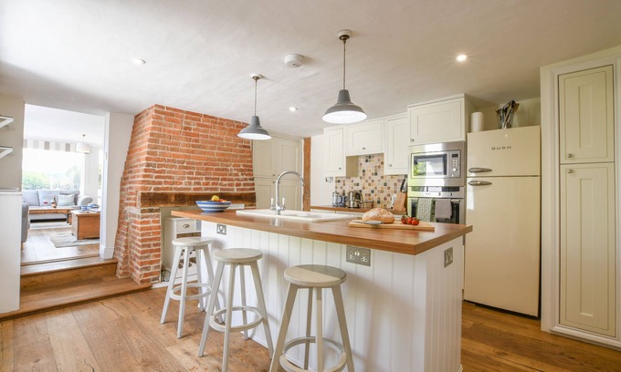 Martlesham Heath House | BERESFORD HOUSE, pet friendly, with a garden in Woodbridge