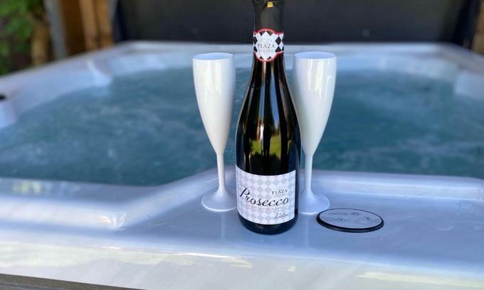 Withernsea House | BeRo Bungalow with a hot tub & a large garden!