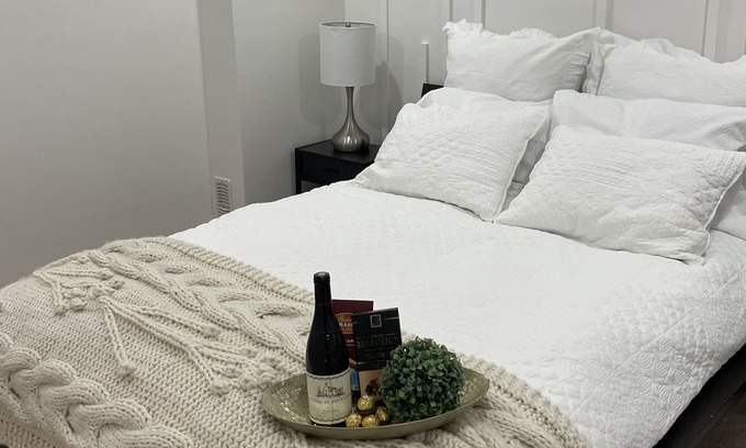 Newmarket Apartment | Best area, parks, Mall, Restaurants, and Heritage Newmarket Downtown