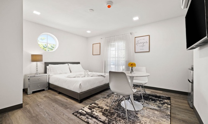 South Miami Hotel | Best BnB by the Miami Herald 2 years running - book Sunset Inn South Miami now!