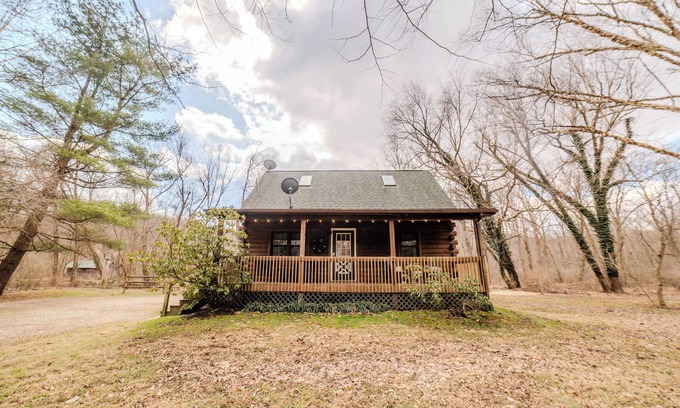Rockbridge Cabin | Best location Heart of Hocking Hill/Romantic retreat Creekside/Hot Tub/Fire Pit
