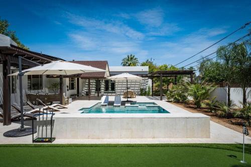 North Mountain House | Best Location in Phoenix! 5500ft 6BD-6BA Pool-Spa-Game Room