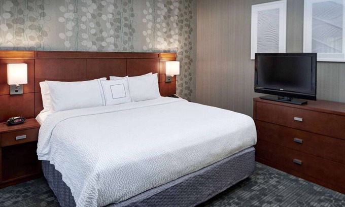 Brookfield Hotel | Best Place to Stay in Brookfield! Indoor Swimming Pool, Pet-friendly Property!