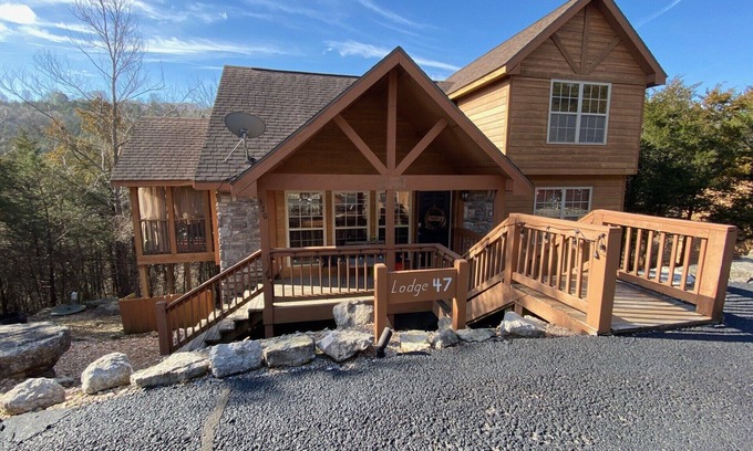 Branson West Cabin | Best Rustic Cabin Retreat in StoneBridge! Experienced host, BBQ area, SDC, A+