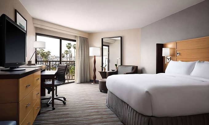 South Redondo Hotel | Best Value, Quality Stay! Pet-Friendly, Short Drive to Venice Beach Boardwalk