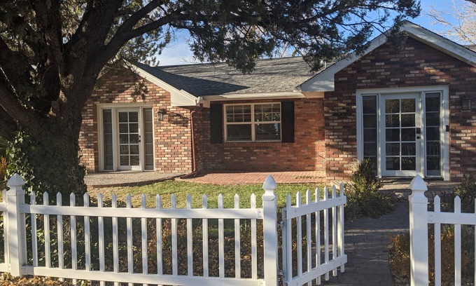 Prescott House | Best View in Prescott, 5 min to DT, Hot Tub, King sized bed!