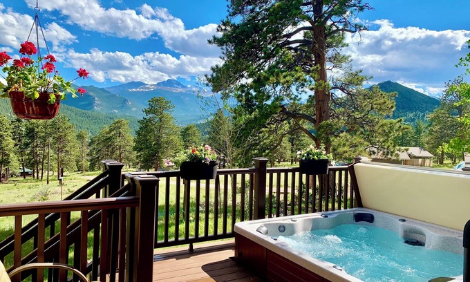 Estes Park House | Best Views-Next to RMNP-Pool-Hot Tub-Fireplace-Coaster Passes-King Bed-A/C-BBQ