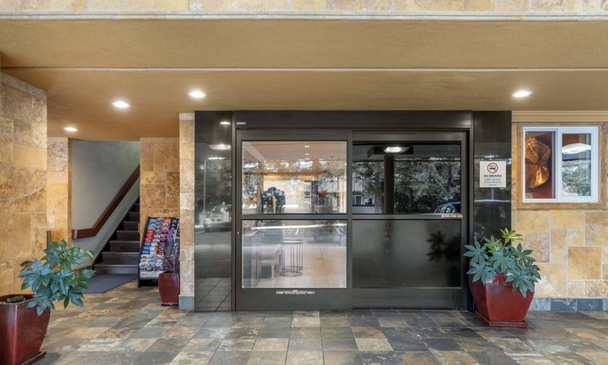 Newhall Hotel | Best Western Plus Airport Plaza