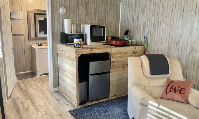 Salem Apartment | Between Little Rock & Hot Springs King Studios