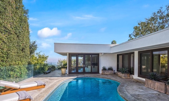 Beverly Hills Villa | Beverly Hills Goldstein adjacent house.