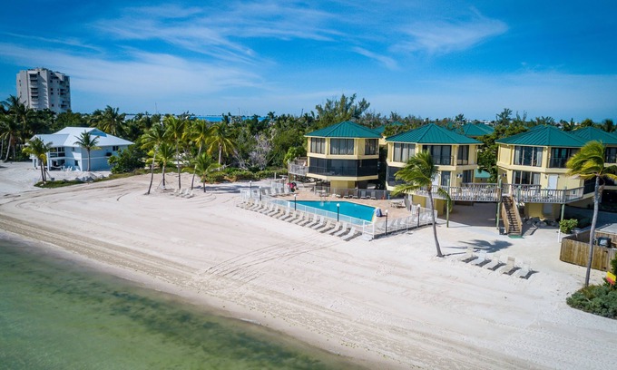 Marathon Villa | BG Beach Front villa Pool Beach Dock Ocean Sleeps 6 W&D Kitchen Parking WiFi BBQ