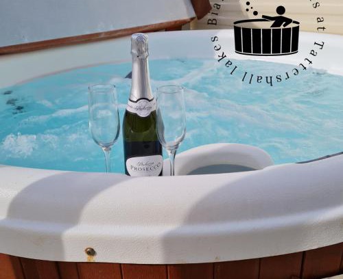 Tattershall Resort | Bianca and marks 8 berth Caravan with Hot tub