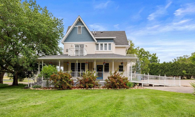 King House | Big Blue on QQ - 5 Br House Near the Chain of Lakes