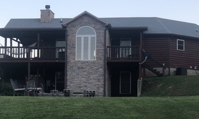 Smiths Grove House | Big Cabin on HorseRanch close to Bucees, MammothCaves,Corvettes,WKU, BeechBend