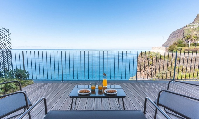 Camara de Lobos Apartment | Big Cliff Apartment by Atlantic Holiday