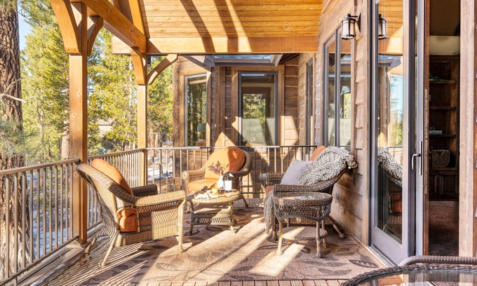 Sunriver Villa | Big Pine by AvantStay | Stunning Secluded Oregon Home w/Hot Tub