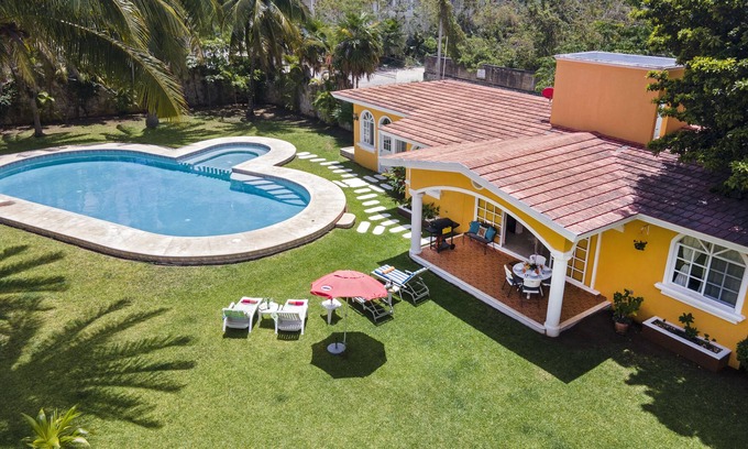 Alfredo V. Bonfil Villa | Big pool, beautiful garden, 6 pax, at a Cozy House in a Country style Villa