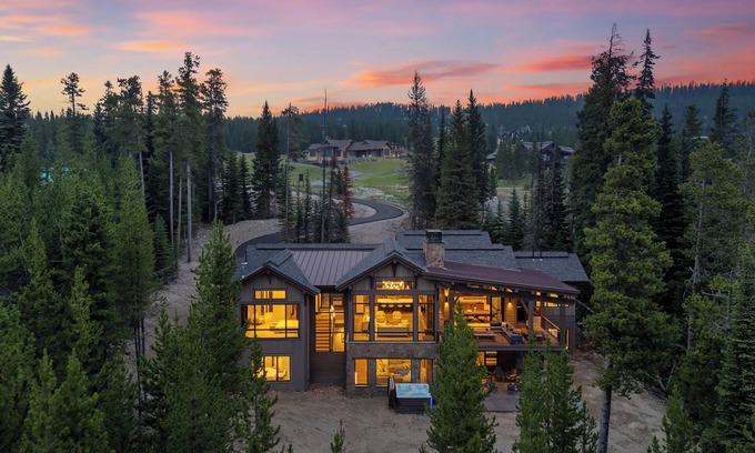 Big Sky House | Big Sky Summit Chalet/Ski-In Hot Tub Wi-Fi