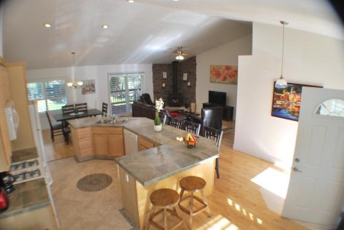 Groveland House | Big Tom's Cabin by Yosemite, lake and trails