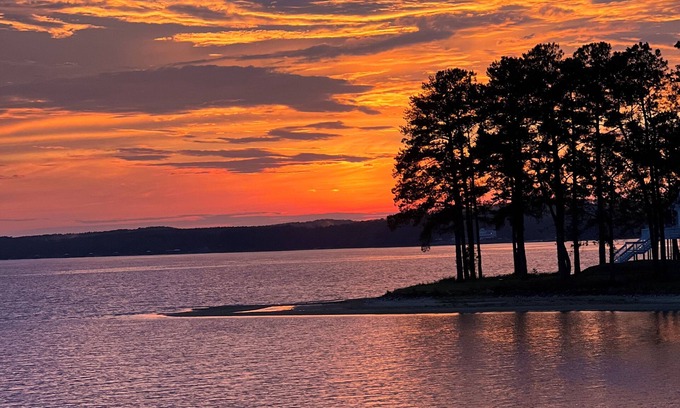 Camden House | Big Water Sunset at Lake it Easy