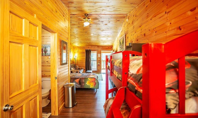 Benton Cabin | Bigfoot Lodge Room Two - Mountain Getaway