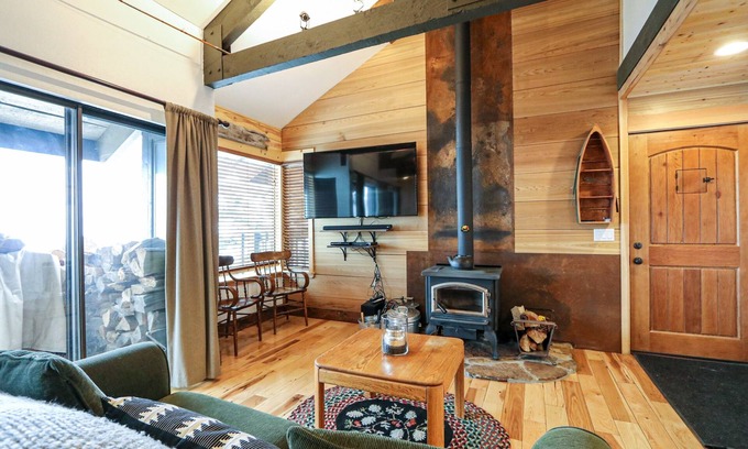 Majestic Pines Condo | Bigwood 80 Remodeled, Private Washer Dryer, Close to Eagle Lodge by RedAwning