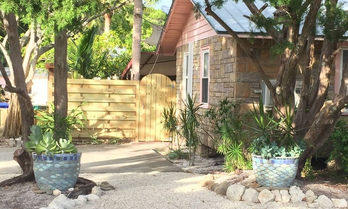 Longbeach Village Cottage | Bikini Top Cottage in the historic village of Longboat Key