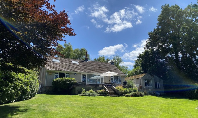 Longham Cottage | BIRCHCROFT HIDEAWAY, pet friendly, with hot tub in Ferndown