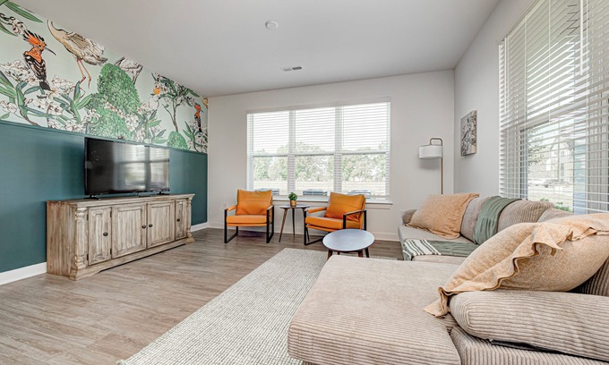 Noblesville Apartment | BIRD SANCTUARY - KING BED/QUEEN BED