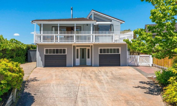 Acacia Bay House | Bird Songs and lake views with wifi