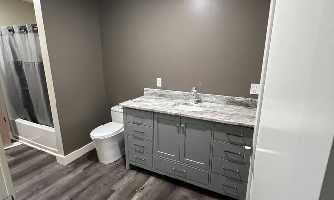 Belfast House | Birds Nest is a beautiful newly built home on Swanlake with 88 ft of deck!