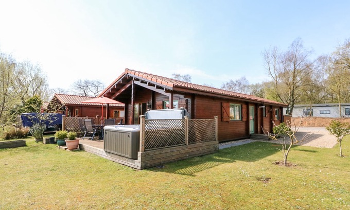 Tattershall Cottage | BITTERN LODGE, pet friendly in Tattershall Lakes Country Park