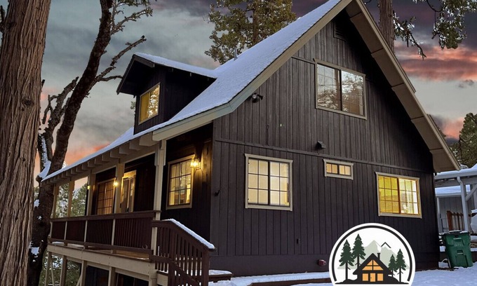 Mi-Wuk Village House | Black Cedar Retreat-Modern Cabin A/C Fast Wi-Fi Gaming Bunkroom