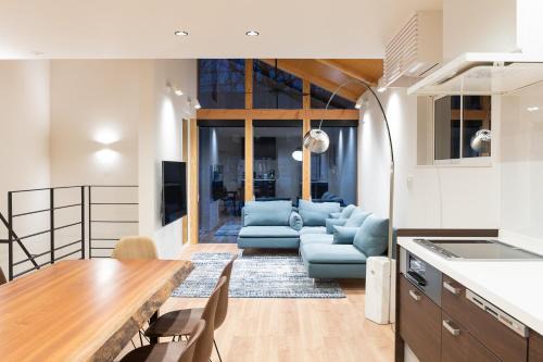 Echo Land Ski Chalet | Black Crane Chalet by Hakuba White Fox Company