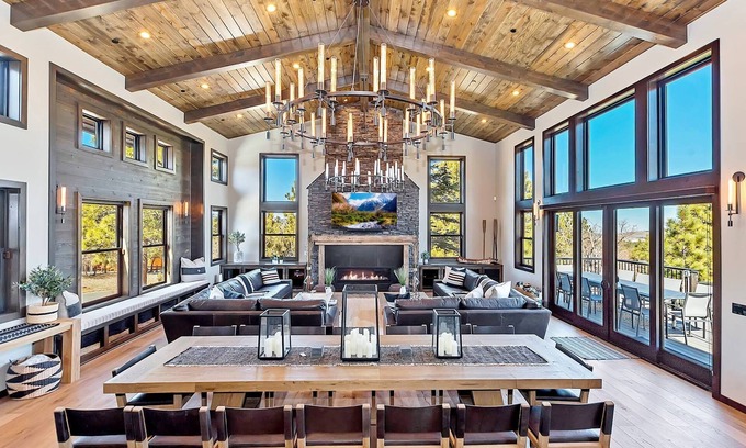 Upper Moonridge Cabin | Black Rock: Luxurious! Theatre! Hot Tub! Pool Table! 2 Masters! A/Cs! Fire Pit! Game Room w/6 TVs! Massive Deck! Views! Forest Walks! EV Charger! Dog Friendly!