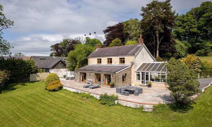 Newcastle Emlyn Cottage | BLAENACHDDU, pet friendly, with hot tub in Newcastle Emlyn