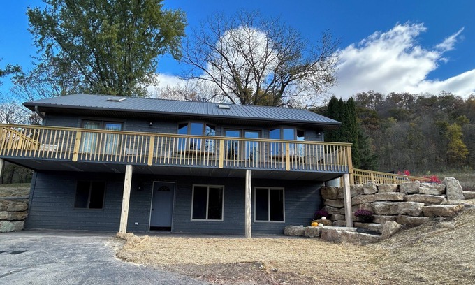 Viola House | Blakley Hobbit Charming 2-bedroom country house with AC, WiFi in soothing Viola