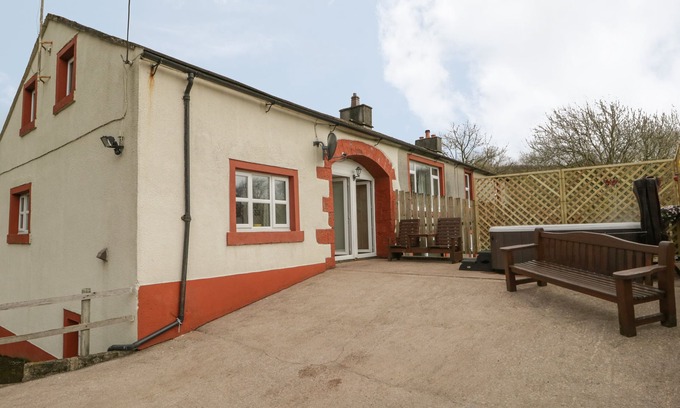 Seascale Cottage | BLENG BARN COTTAGE, pet friendly, with hot tub in Gosforth