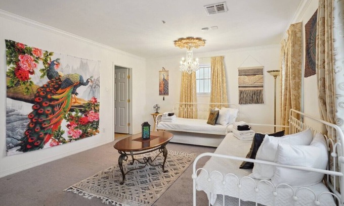 Saint Roch House | Blocks to Jazz Fest. 10 minutes to the Quarter. Parking and Yard!